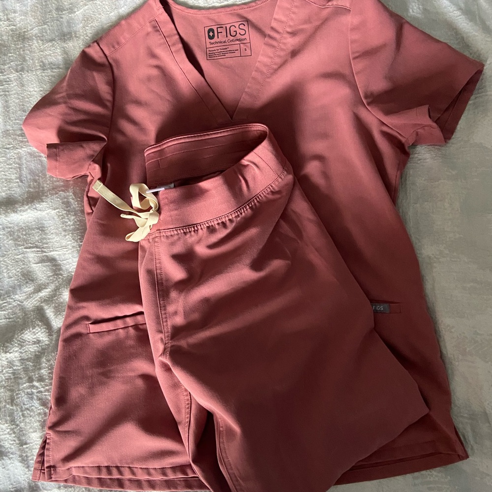 Figs small scrub set in mauve